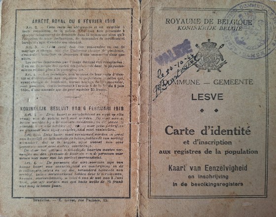 La couverture de sa carte d'identité, commune de Lesve, et l'extrait de l'arrêté royal de 1919