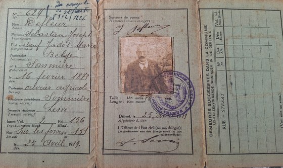 Sa carte d'identité de 1919, dépliée