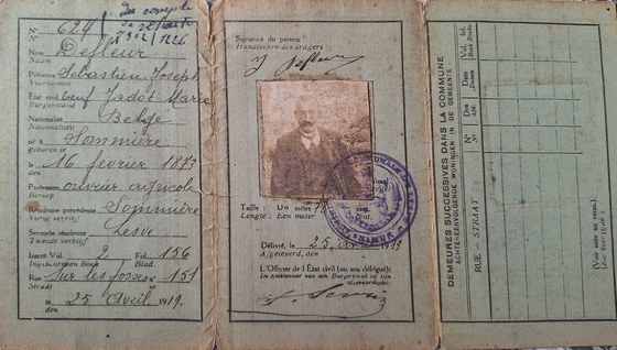 Sa carte d'identité de 1919, dépliée, second cliché