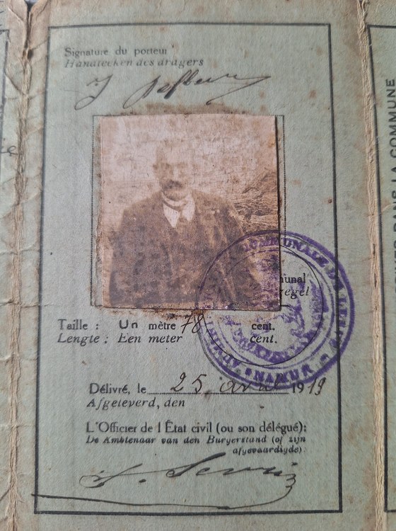 Son portrait vers quarante-six ans, sur sa carte d'identité de 1919