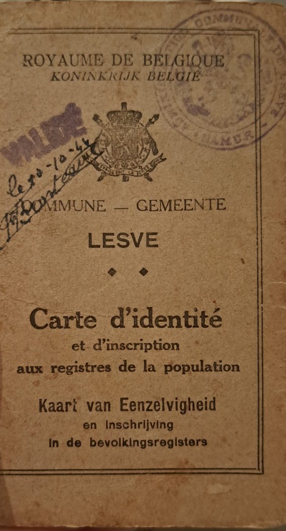 Le recto de sa carte d'identité, de près : le cachet « Validé » et sa date, écrite à la plume