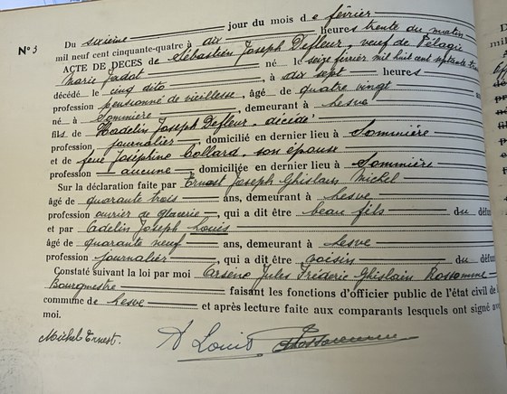 Acte de son décès, Lesve, 6 février 1954, n° 3 — mort la veille à dix-sept heures, veuf, à quatre-vingts ans ; déclaré par son gendre Ernest Michel et par un voisin. Photographié par Didier au guichet de Profondeville