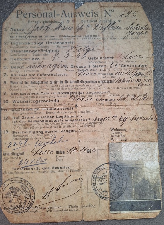 Sa carte d'identité de l'occupation, Lesve, 18 novembre 1915, troisième cliché, pris chez sa petite-fille.