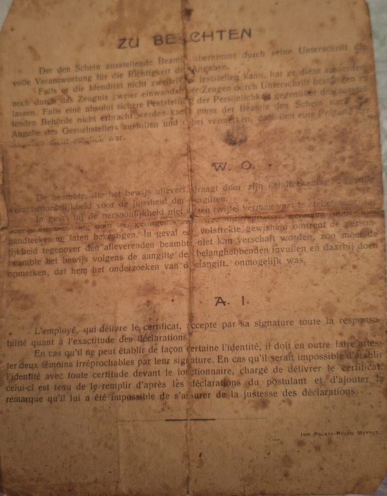 Le dos de sa carte d'identité de l'occupation, 1915 : l'avis imprimé en trois langues.